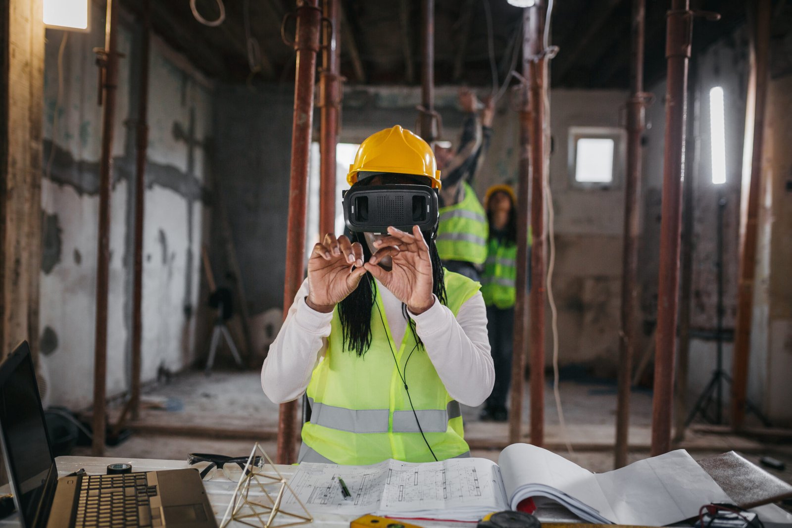 Femme portant un casque de réalité virtuelle (VR), explorant une modélisation 3D immersive pour un projet de construction commerciale avec Spacia Construction à Montréal